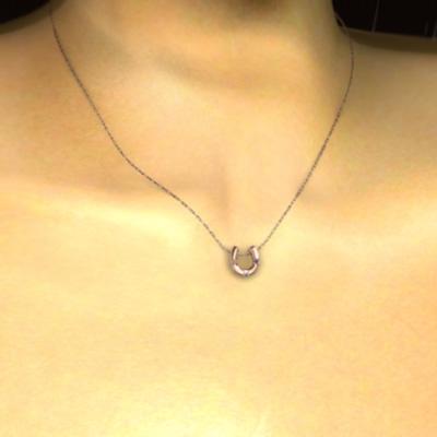 1月の誕生石 ペンダントネックレス ガーネット 馬蹄 スリーストーン k10ピンクゴールドの画像