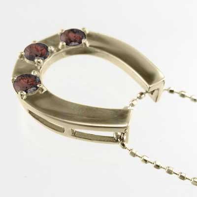 馬蹄 k10イエローゴールド 1月の誕生石 ガーネット ペンダント スリーストーンの画像
