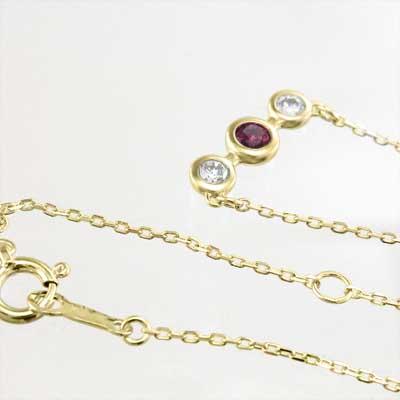 7月誕生石 k18イエローゴールド ペンダントトップとネックレス ルビー スリーストーンの画像