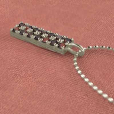 k10イエローゴールド 1月誕生石 ペンダントトップとネックレス ガーネット プレートの画像