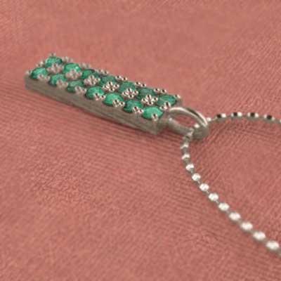 5月の誕生石 k18ピンクゴールド ペンダントネックレス プレート エメラルドの画像
