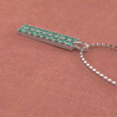 エメラルド 白金（プラチナ）900 5月の誕生石 ペンダントトップとネックレス プレートの画像