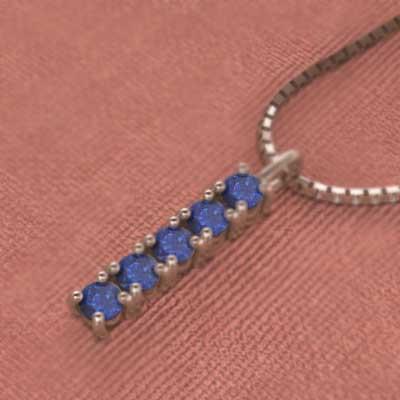 ペンダントトップとネックレス 18金ピンクゴールド ファイブストーン 9月の誕生石 サファイヤの画像