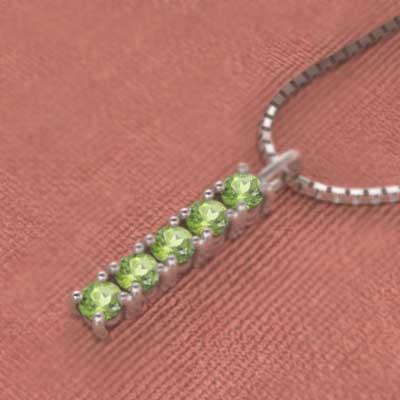 8月の誕生石 18金ホワイトゴールド ファイブストーン ペリドット ネックレスジュエリーの画像