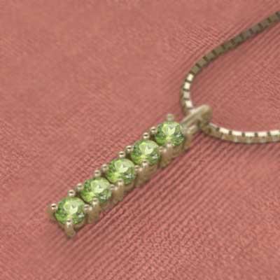 ファイブストーン ペンダントトップとネックレス 8月の誕生石 ペリドット k18イエローゴールドの画像