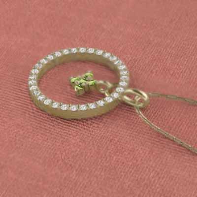 ペンダントトップとネックレス 8月の誕生石 クロス k18イエローゴールド ペリドットの画像
