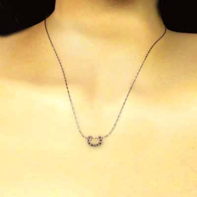 k10ピンクゴールド 小サイズ 馬蹄 5月誕生石 ペンダントトップとネックレス エメラルドの画像