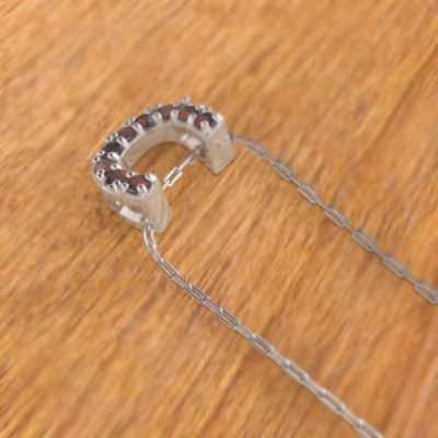 ペンダントトップとネックレス 1月の誕生石 ガーネット 馬蹄 白金（プラチナ）900 中サイズの画像