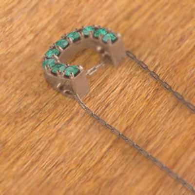 エメラルド 5月誕生石 ペンダントトップとネックレス 馬蹄 10金ピンクゴールド 大サイズの画像