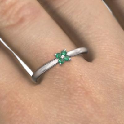 リング フラワー k10ホワイトゴールド 5月の誕生石 エメラルドの画像