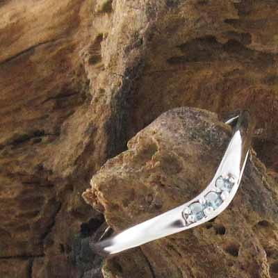 リング 3月誕生石 スリーストーン k10ホワイトゴールド アクアマリン スレンダーの画像