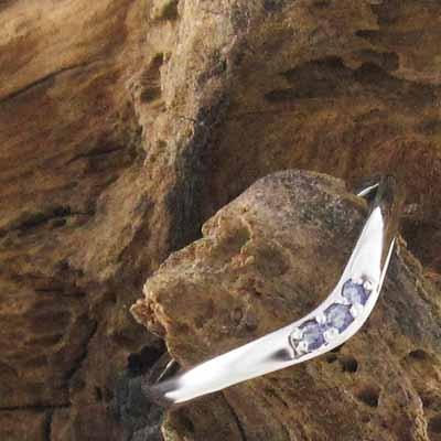 指輪 18金ホワイトゴールド 12月誕生石 スリーストーン スレンダー タンザナイトの画像
