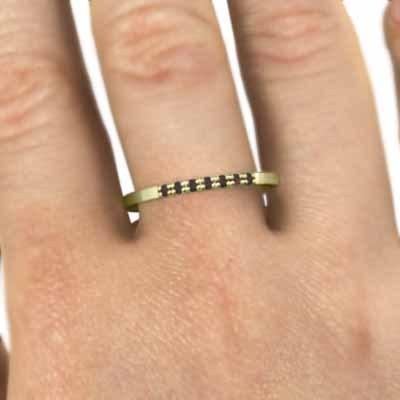 指輪 ガーネット 18金イエローゴールド 1月誕生石 スレンダー ハーフエタニティリングの画像