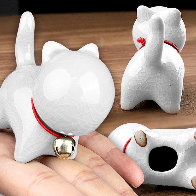 陶磁鈴猫茶寵2個セット 置物 縁起物 鈴をつけ猫 飾り物 インテリア