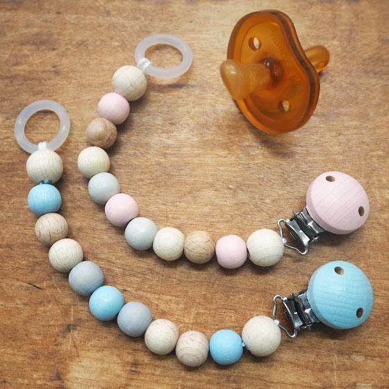 おしゃぶりホルダー 出産祝い ベビー おしゃぶり ラトル 落下防止 クリップ おしゃれ Egmont Toys エグモントトイズ おしゃぶりホルダー メール便対象品 0127 Egm Slow Works 通販 Yahoo ショッピング