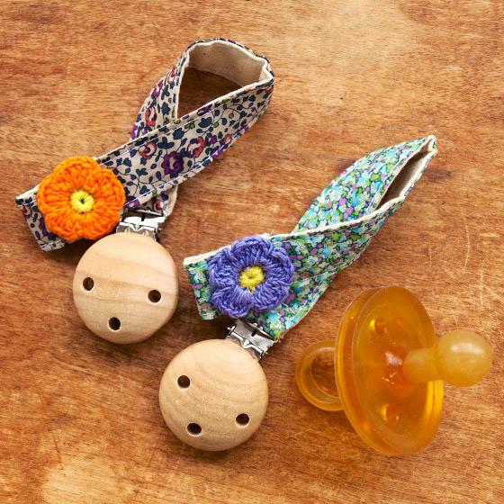 おしゃぶりホルダー おしゃぶりクリップ ベビー チェーン 出産祝い おしゃれ リバティ デンマーク Ecobaby リバティ生地 おしゃぶりホルダー メール便対象品 0144 04 01 Slow Works 通販 Yahoo ショッピング