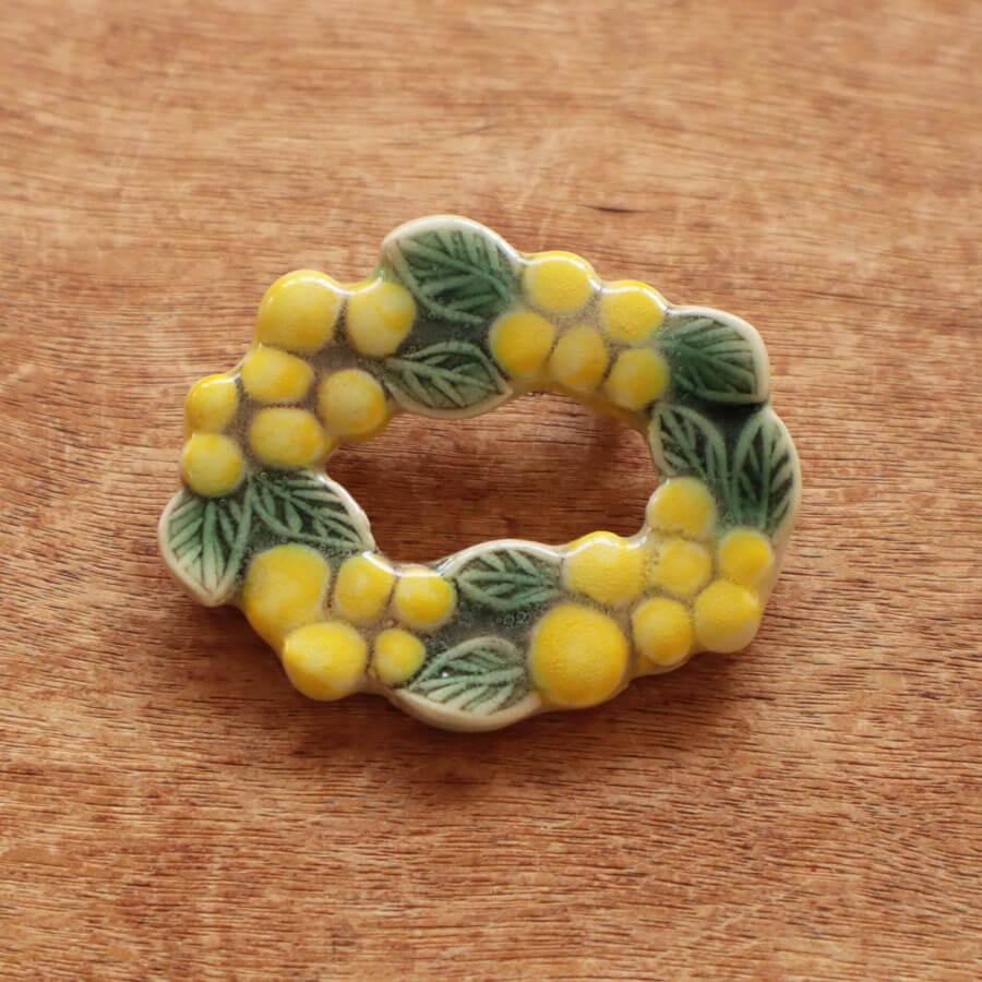 TOMI-kobo 陶器 ブローチ ミモザ リース ジュエリー ハンドメイド