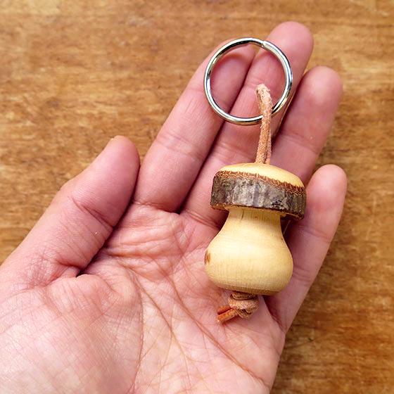 ドイツ製 キーホルダー キノコ 木製 キーリング チャーム おしゃれ