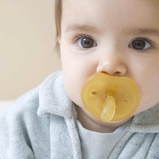 90％以上節約デンマーク NATURSUTTEN ナチュアスッテン 天然ゴム おしゃぶり バタフライ 歯科矯正型 新生児〜12ヶ月以上