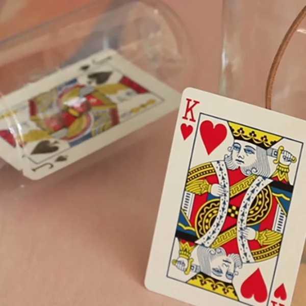 J.cによる魔法のトリックカード 選択したボトルに入った針が付いた箱に 