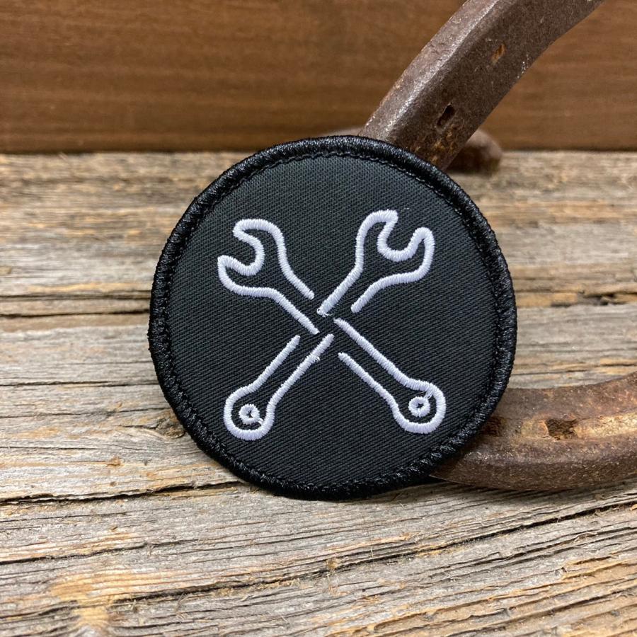 クロスレンチ ロゴ風 丸型 小さめ ワッペン ◇ パッチ アイロン接着可