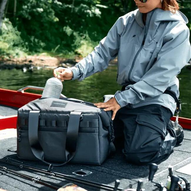 SHIMANO シマノ COOLER BAG PRO M(18L) クーラーバッグプロM 【 ソフトクーラー 肩掛け 防水インナー 止水ファスナー サイクリング 釣り キャンプ アウトドア 】の画像