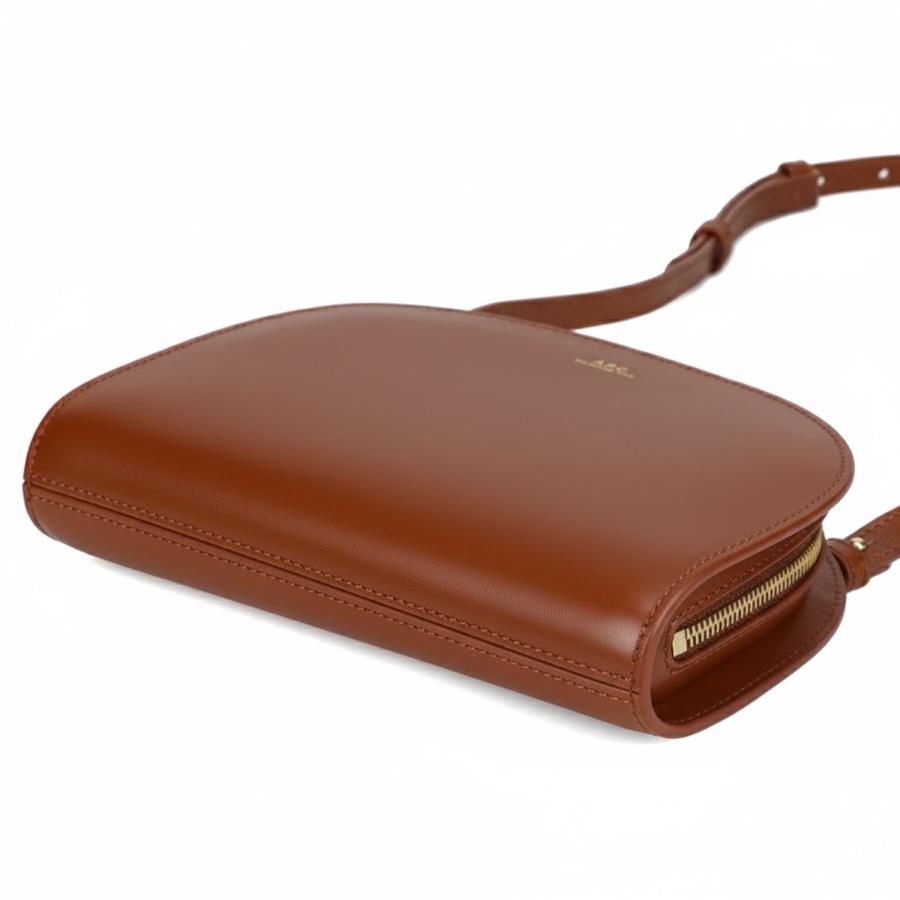 A.P.C. アーペーセー ショルダーバッグ デミルーン レディース 斜めがけ 軽量 DEMI-LUNE LEATHER CLUTCH ブラウン PXAWV F61596の画像