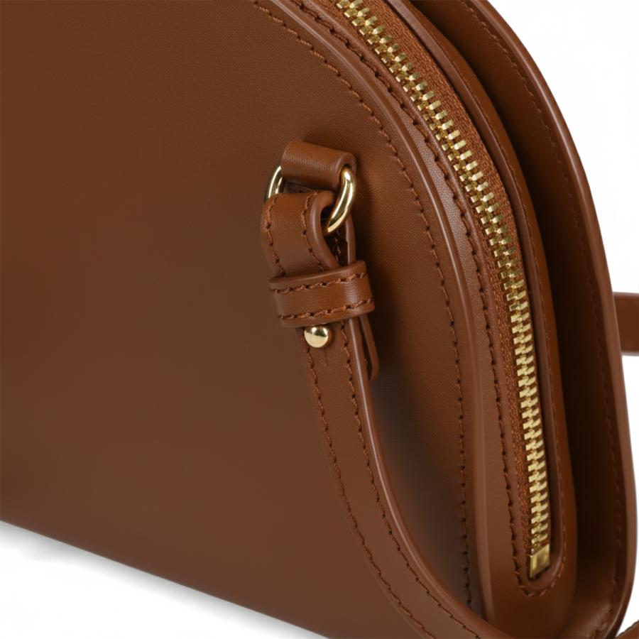 A.P.C. アーペーセー ショルダーバッグ デミルーン レディース 斜めがけ 軽量 DEMI-LUNE LEATHER CLUTCH ブラウン PXAWV F61596の画像