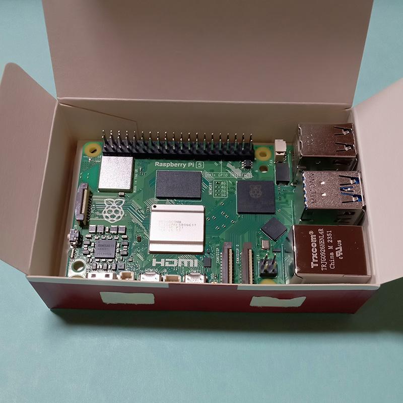 Raspberry Pi 5 (ラズベリーパイ5) / 4GB 技適取得済み SC1111、黒プラケース、アクティブクーラー ３点セットの画像