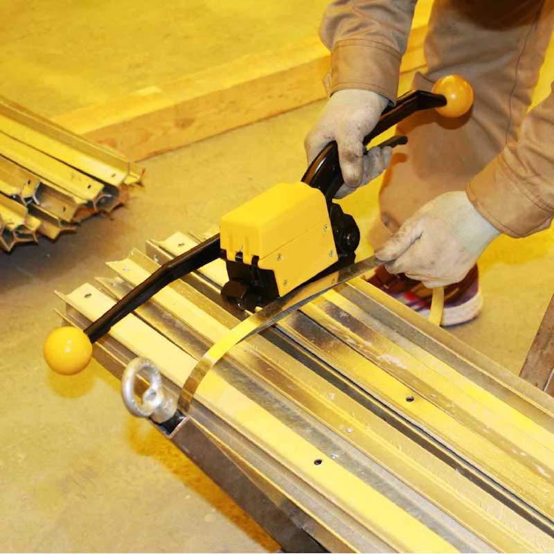 IWISS アイウィス 結束機 帯鉄用シールレス結束機 手動引締めタイプ シールレス結束機 帯鉄用 梱包機 帯鉄 シールレス 引締機 封緘機 手動式 封かん A333の画像