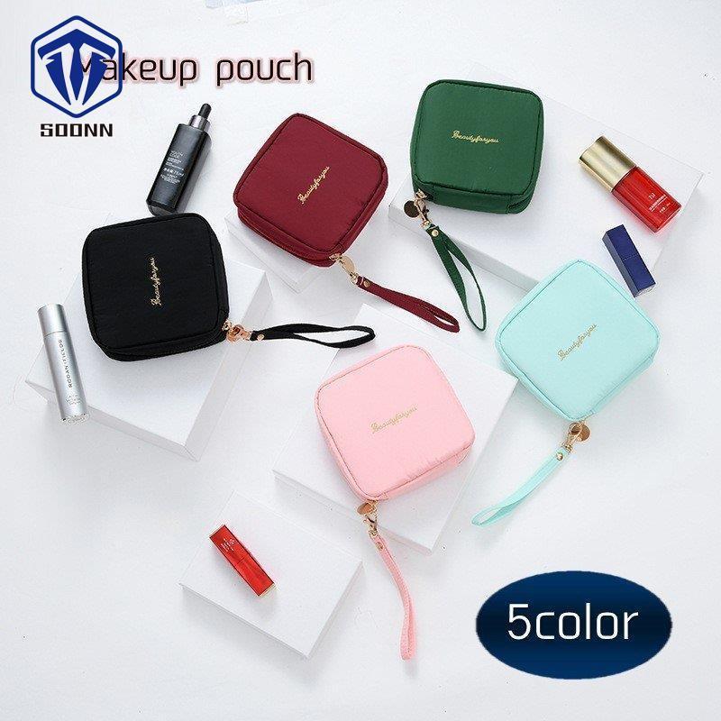 化粧ポーチ コスメポーチ 小物入れ メイクポーチ レディース 女性 婦人 かわいい キュート スクエア おしゃれ 正方形 ファスナー 四角 ロゴ 無地 Q4 Bagwo571 Soonn 通販 Yahoo ショッピング