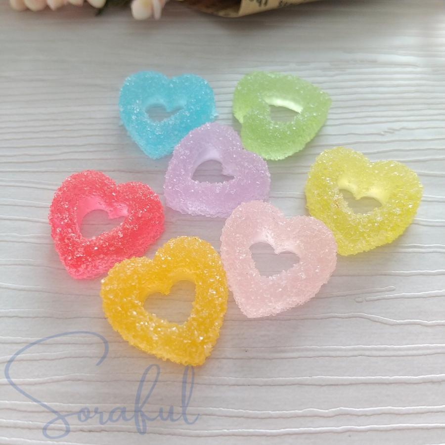 キャラクター デザイン ハートの穴あき 浮き彫り ミニコーム デコパーツ ハートのグミキャンディー風 穴あきハート 貼り付けパーツ
