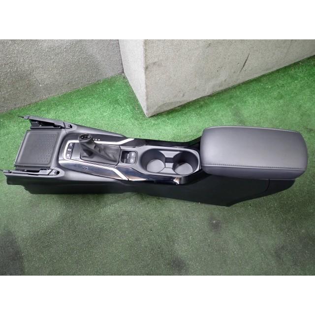 カローラクロス 6AA-ZVG13 コンソールボックス 218 58810-16010-C0