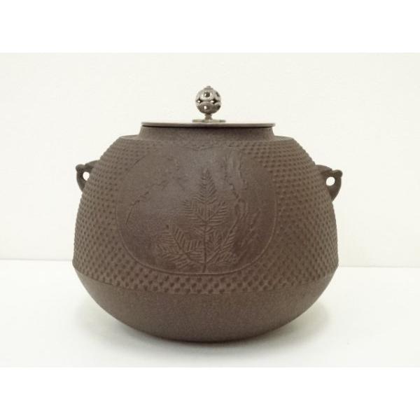 ys7400707; 宗sou 横倉嘉山造 銀摘間取霰松竹梅紋釜（共箱）【道