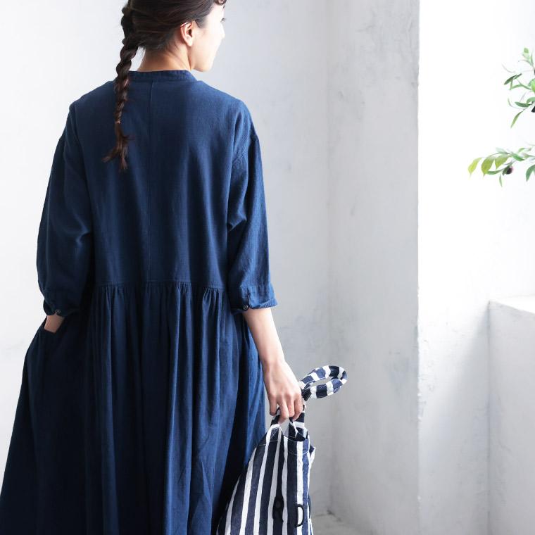 【ついに再入荷！】あしたのふく まいにち寄り添う、藍色のワンピース。 レディース ロング フレア Aライン ノーカラー バンドカラー 七分袖 7分袖 五分袖 5分袖の画像