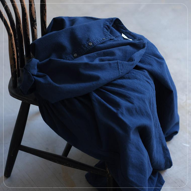 【ついに再入荷！】あしたのふく まいにち寄り添う、藍色のワンピース。 レディース ロング フレア Aライン ノーカラー バンドカラー 七分袖 7分袖 五分袖 5分袖の画像