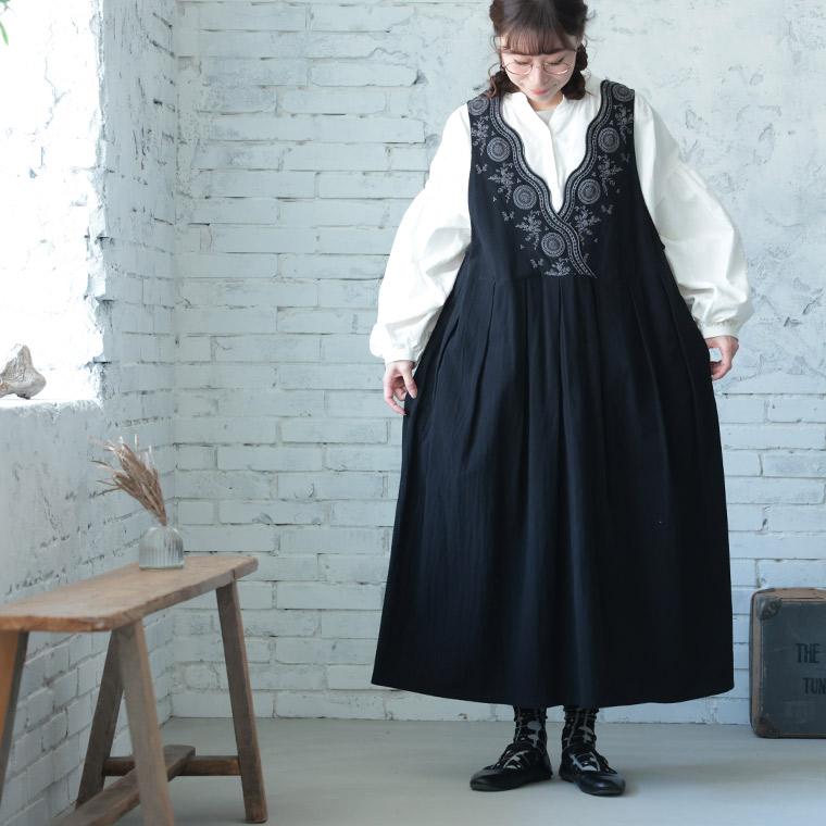 はちみつ堂 たっぷり刺繍のワンピース レディース ジャンパースカート ジャンスカ ノースリーブ Vネック フレア Aライン 麻混 リネン混の画像