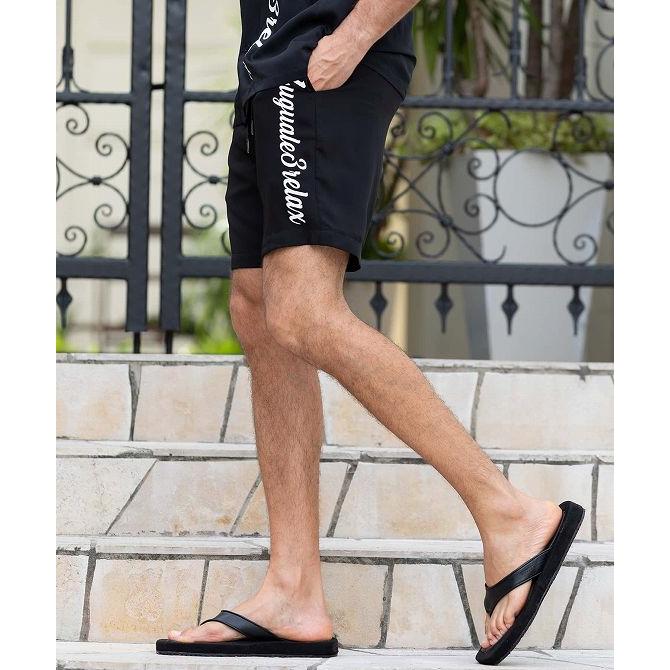 1PIU1UGUALE3 RELAX ウノピゥウノウグァーレトレ リラックス 縦ロゴ