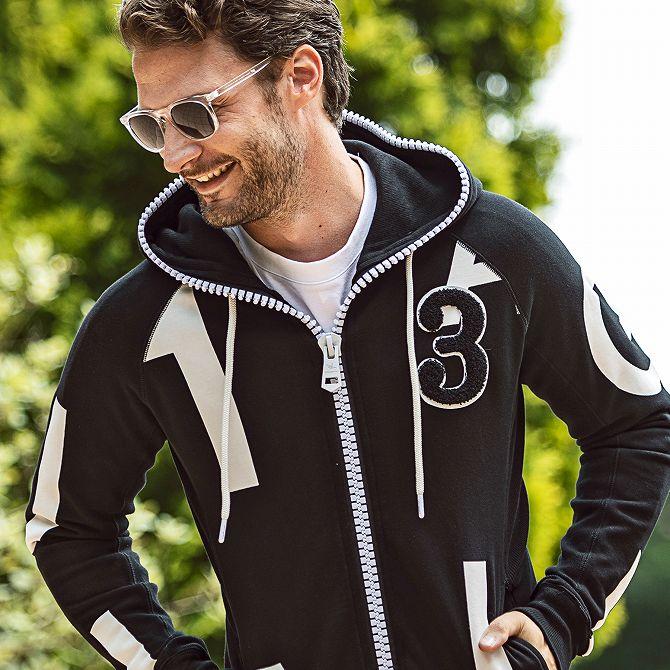 【ウノピゥウノウグァーレトレ】人気ロゴ×袖ロゴネーム 長袖ゴルフジップパーカーM ウノピゥウノウグァーレトレ】人気ロゴ×袖ロゴネーム 長袖ゴルフジップ