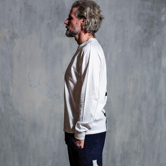 1PIU1UGUALE3 RELAX ウノピゥウノウグァーレトレ バックプリント  