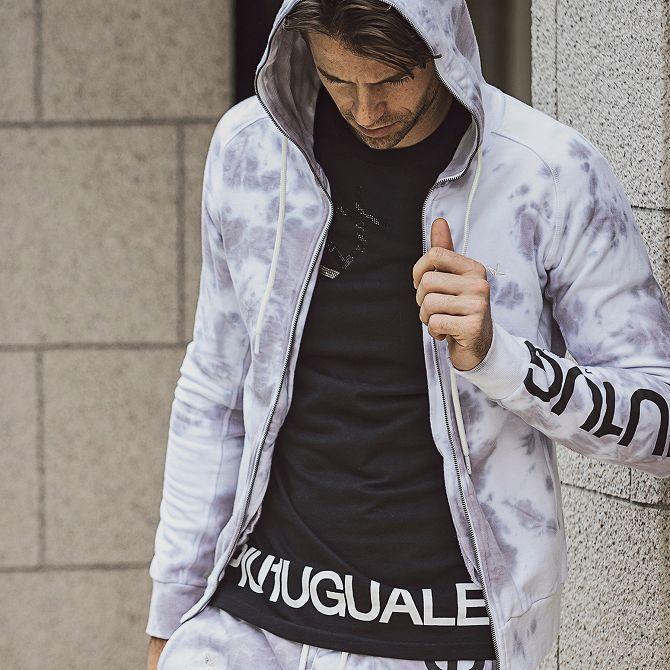 1PIU1UGUALE3 RELAX ウノピゥウノウグァーレトレ グラデーションロゴ