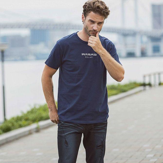 1PIU1UGUALE3 RELAX ウノピゥウノウグァーレトレ フロント ロゴ