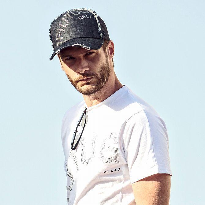 1PIU1UGUALE3 RELAX ウノピゥウノウグァーレトレ ラインストーンロゴ