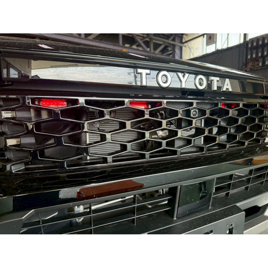 新型ハイラックスGUN226 ブラック 新車外し 純正フロントグリル　送料込み HILUX GUN226(Z Adventure)ハイラックス グリルマーカー : SPD