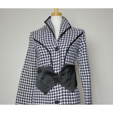 レトロファッション！オードリーヘップバーンの雰囲気漂う千鳥柄コート