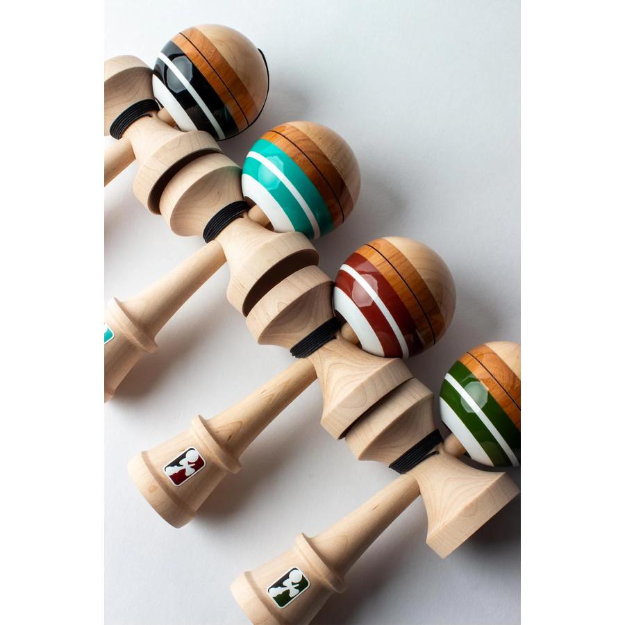 クラシックなストライプ柄とモダンな雰囲気が融合したけん玉