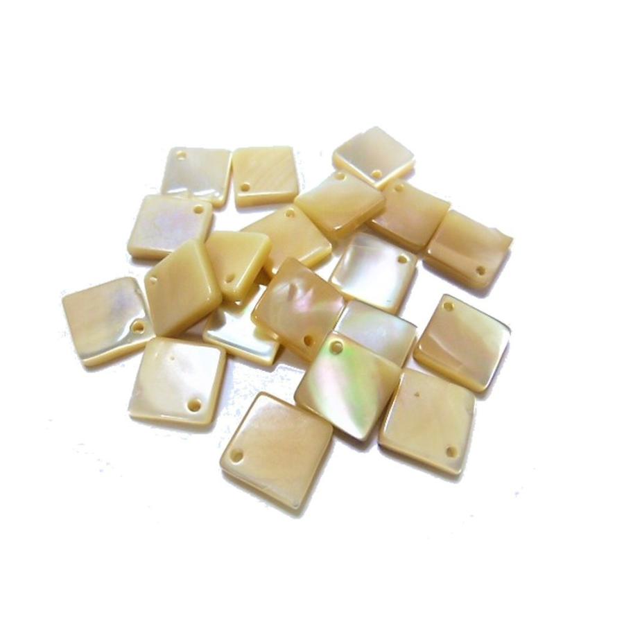 手芸 素材 縫製材料 高瀬貝 薄いベ ジュ色 約15mm 対角線の長さ 四角 表 1穴 飾り貝ボタン 16個入り Tk053 A1 ケイ スピリッツ 通販 Yahoo ショッピング