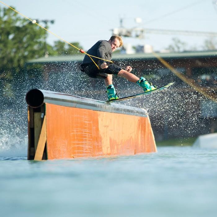 ウェイクボード HYPERLITE 131cm ケース付き | www.couros.com.pe