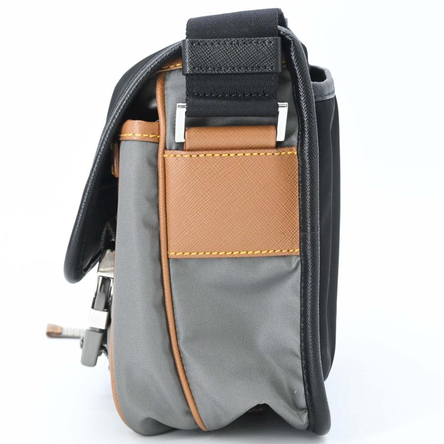【未使用品】PRADA プラダ テスート Re-Nylon トライアングル ショルダー 肩掛け ブラック 黒 グレー ブラウン 茶 2VD769 ICチップ有 |  | 04