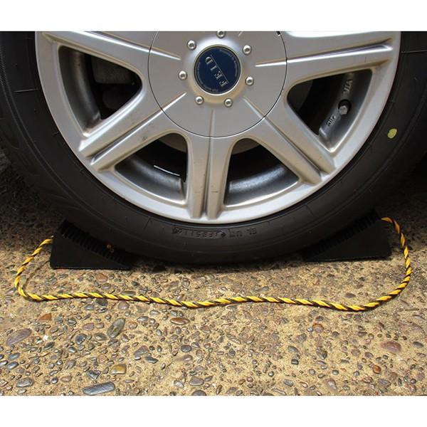 【新品】タイヤ止め　　2個セット タイヤ止め タイヤ歯止め タイヤストッパー 2個セット トラロープ付き